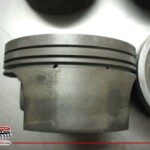 Schmiedekolben von der Seite mit Kolbenhemd - gut schtbar sind die Ölbohrungen - Opel LOTUS Omega Bi Turbo