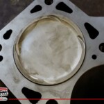 zwischenstoß mit einem M30 Block und Kolben mit deutlichem Überstand, die noch angepaßt werden müssen....BMW E23 745i - 3.6 Liter M106T